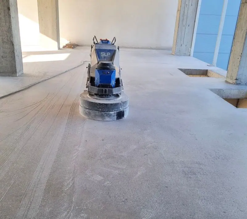 Beton zeminde yüzey hazırlığı için çalışan zemin silim makinesi
