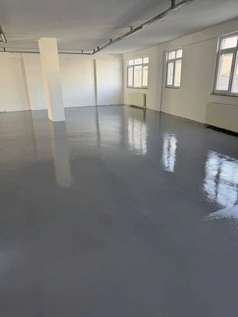 Kolonlu geniş ofis katında koyu gri portakal kabuğu epoksi zemin