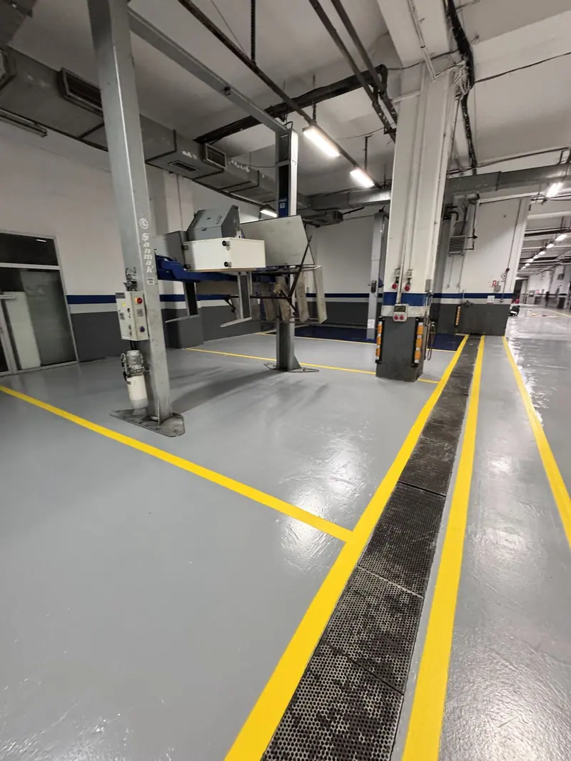 Servis atölyesinde kanal boyunca uzanan sarı zemin çizgileri