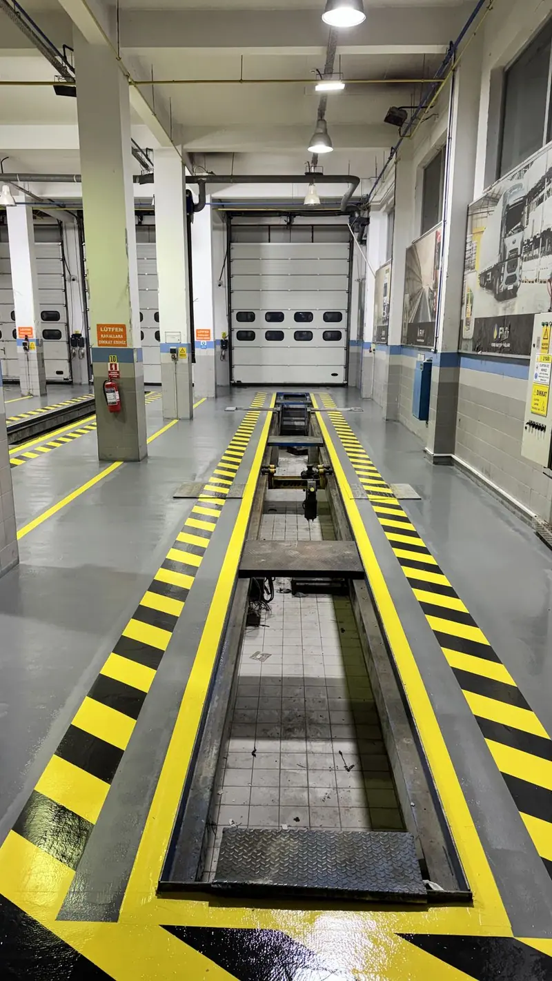 Servis kanalı çevresinde sarı-siyah ikaz şeritleri ve sarı sınır çizgileri
